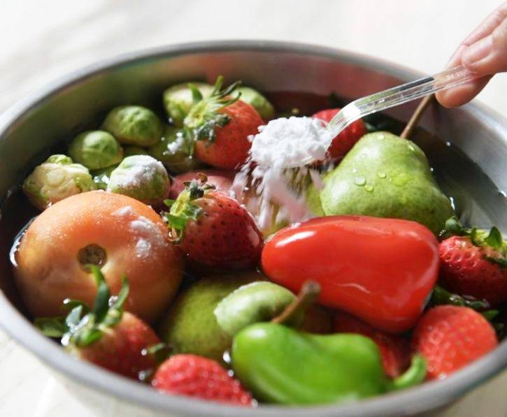 مهم جداً - تعلّمي كيفية إزالة بقايا المبيدات عن الخضار والفواكه نهائياً