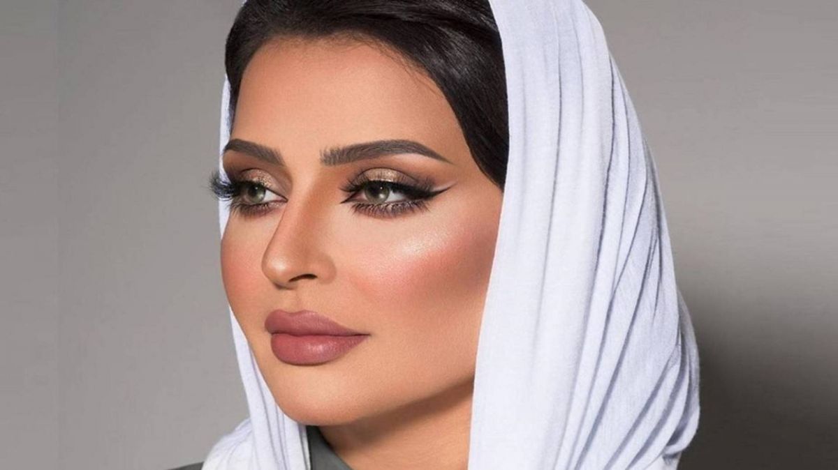 بالفيديو - بدور البراهيم غاضبة من هدية معجب... تمزّقها وترميها أرضاً