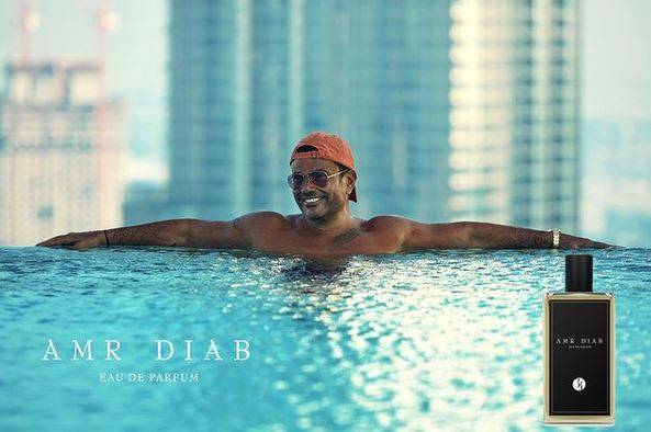 بالفيديو - عمرو دياب يطلق عطره بمشاهد جريئة ومثيرة للجدل... ما سرّ الرقم 34؟