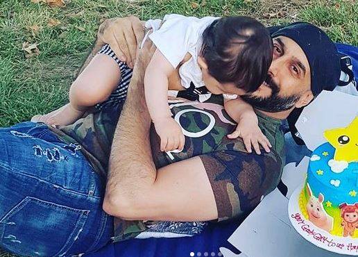 بالصور - ​إبن قصي خولي كبر وبات مختلفا.. هكذا يلهو مع والده