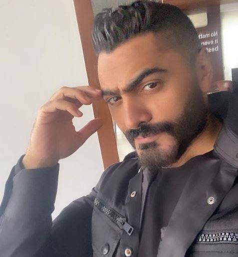 بالصور - هكذا حقّق تامر حسني أمنية طفلة مريضة