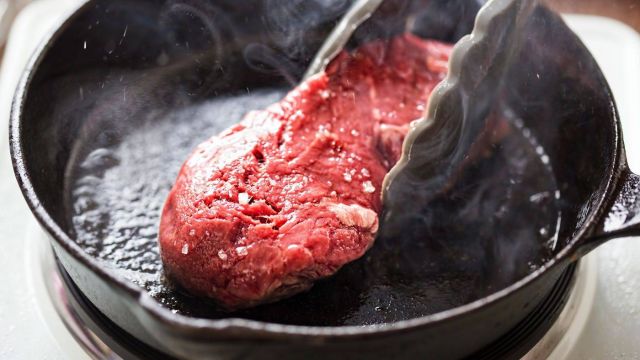 إليكِ الطريقة الأكثر سهولةً لتحافظي على طراوة اللحم أثناء الطهو