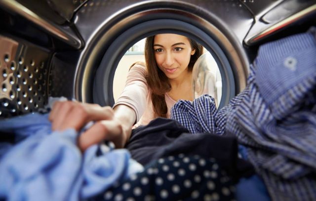 4 نصائح مهمة لتمنعي ظهور الوبر على ملابسك بعد الغسل