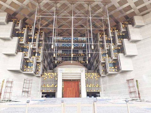 مشهورة خليجية تبيع مواد مخلّة بالآداب وأمر بالقبض عليها