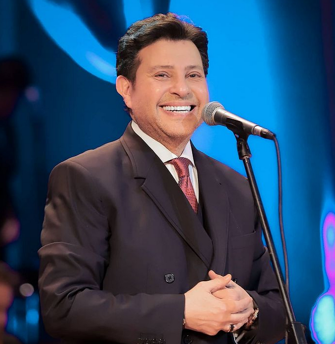 بالفيديو – هاني شاكر يشارك عمرو دياب الغناء بطريقة طريفة