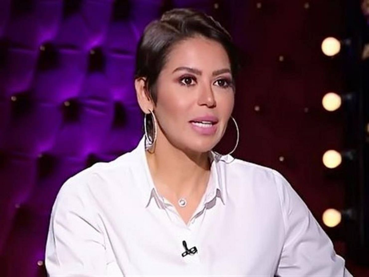 لقاء الخميسي تثير الجدل بإطلالة جريئة