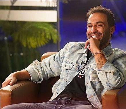 بالفيديو - أحمد فهمي ينافس شقيقه على حب والدتهما: 