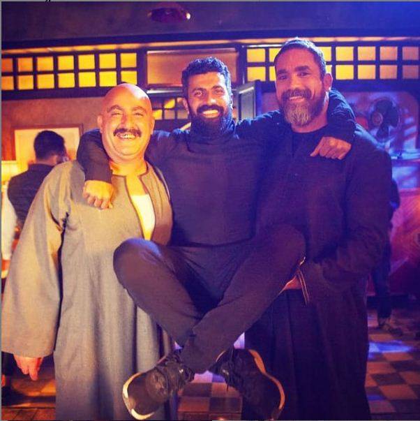 أحمد السقا وأمير كرارة يداعبان مخرج مسلسلهما