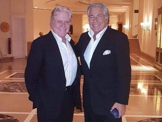 بالصور - هكذا احتفل مصطفى فهمي وزوجته بميلاد شقيقه حسين