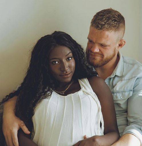 زوج عبير سندر يُحدث ضجة بفيديو يوضح معاناته مع حملها