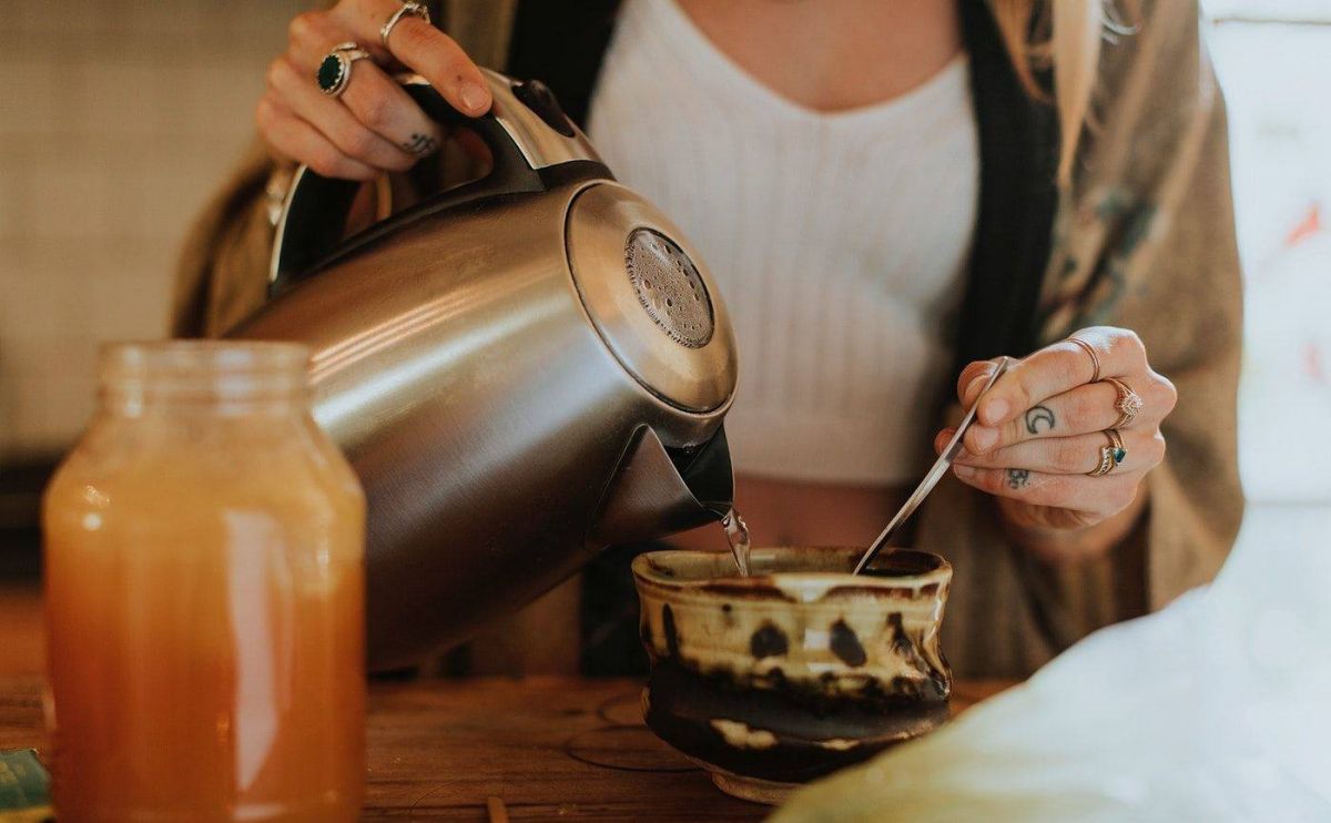 تقعين في هذا الفخ أثناء تحضير الشاي... تجنّبيه من الآن فصاعداً