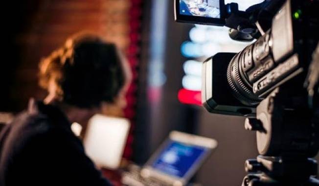 بالفيديو - هجوم على إعلامية مصرية طردت ضيوف برنامجها