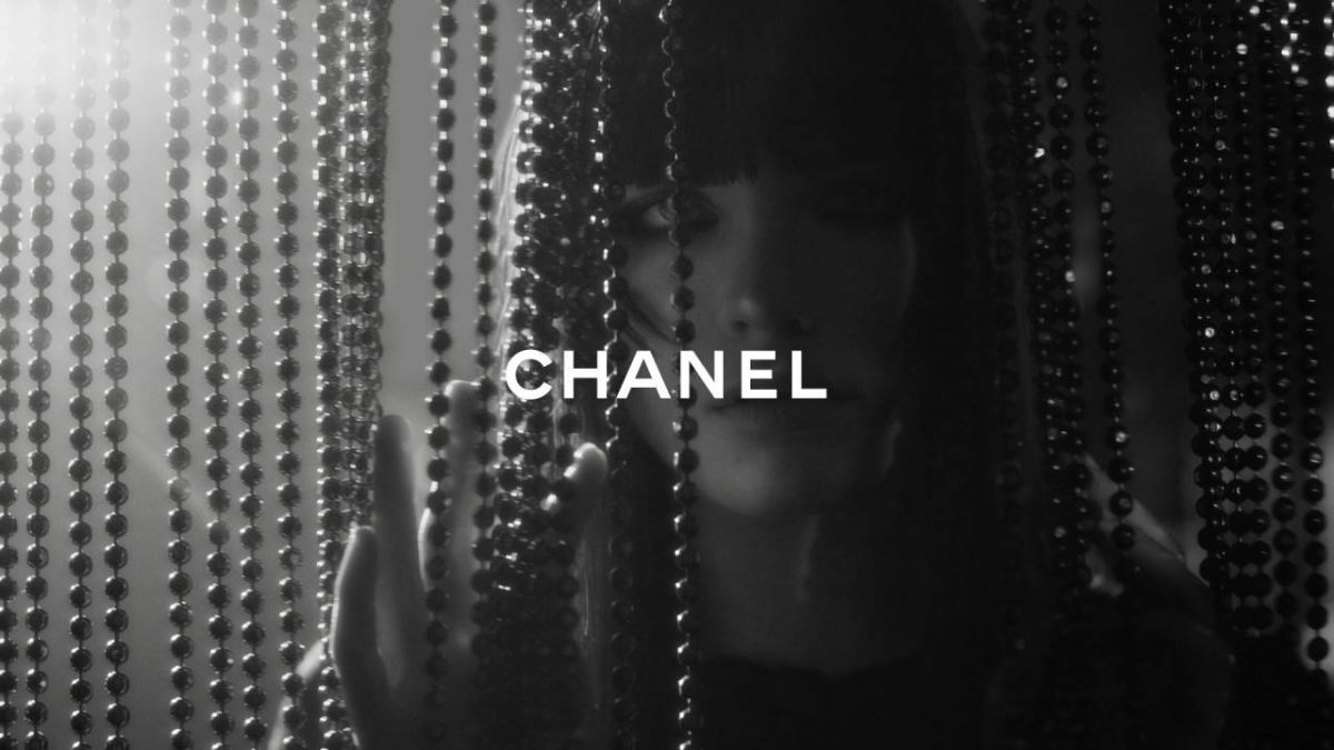 شانيل CHANEL تطلق الإعلان الترويجي لمجموعة الملابس الجاهزة لخريف وشتاء 2021 / 2022