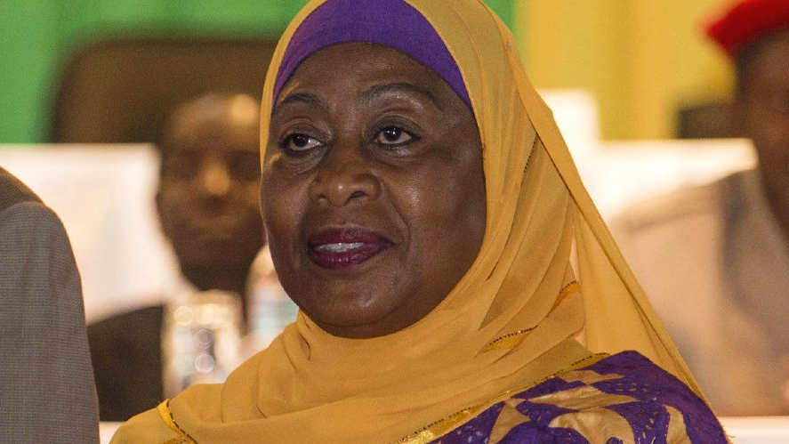 تعرفوا إلى أول رئيسة محجبة في أفريقيا