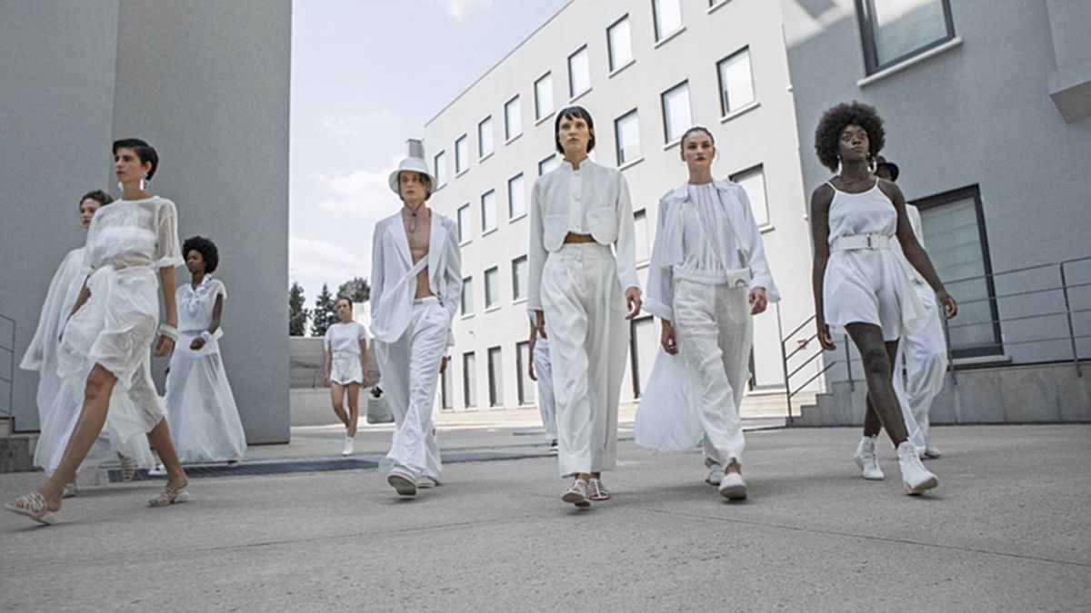 Emporio Armani Men and Women Spring/Summer 2021
مجموعة ربيعية لبناء الحوارات