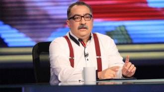 بالفيديو - لحظة سقوط ديكور الاستديو على إبراهيم عيسى وضيفه