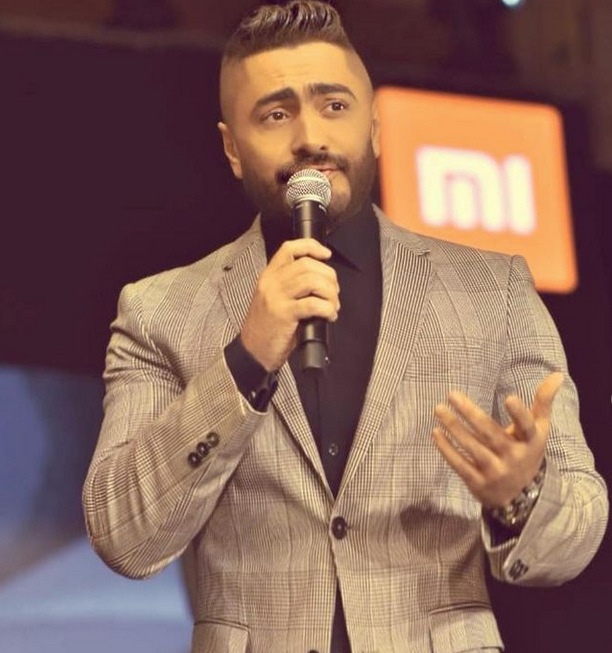 بالفيديو -  ما قصة معجبة تامر حسني الجميلة التي أثارت إعجاب جمهوره؟ هكذا التقته