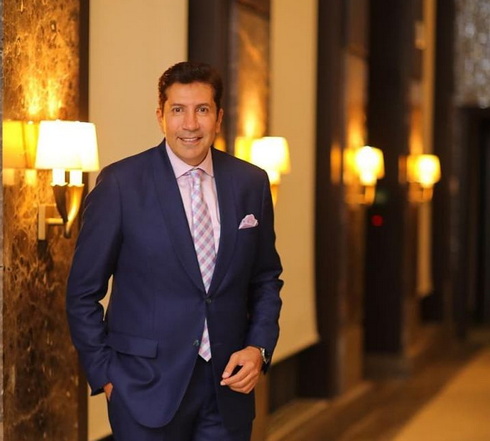 بالصورة – هاني رمزي يحيي يوم الأم مع والدته في ظهور نادر لها