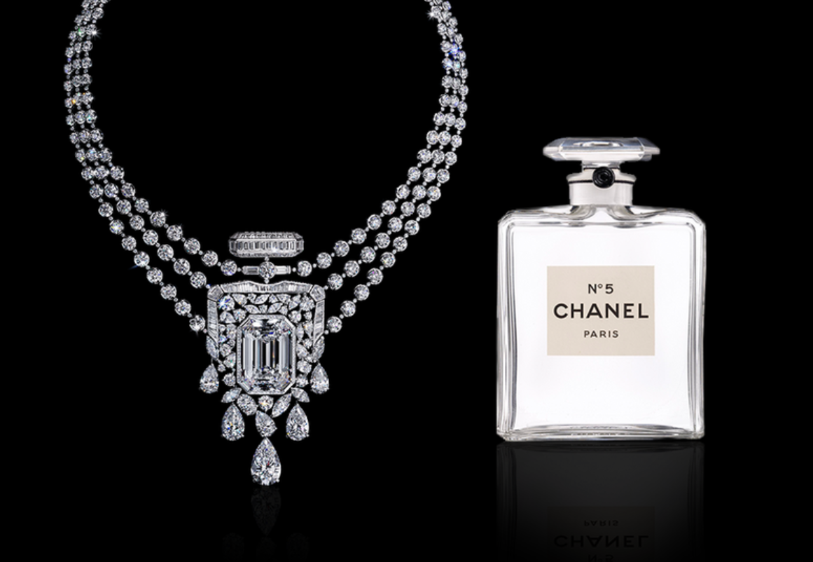 دار CHANEL تحتفي بعطر N5 بقلادة 55.55