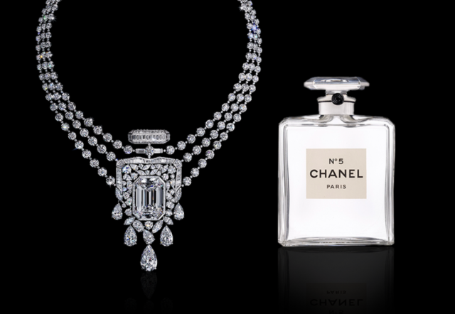 دار CHANEL تحتفي بعطر N5 بقلادة 55.55