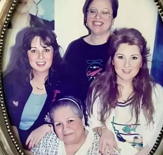 نورا وبوسي مع  والدتهما وشقيقتهما هدى 