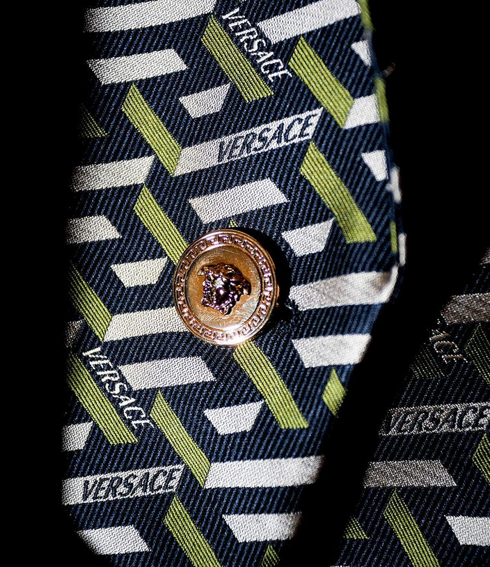 شعارات Versace لخريف وشتاء 2020-2021 بحُلّة جديدة