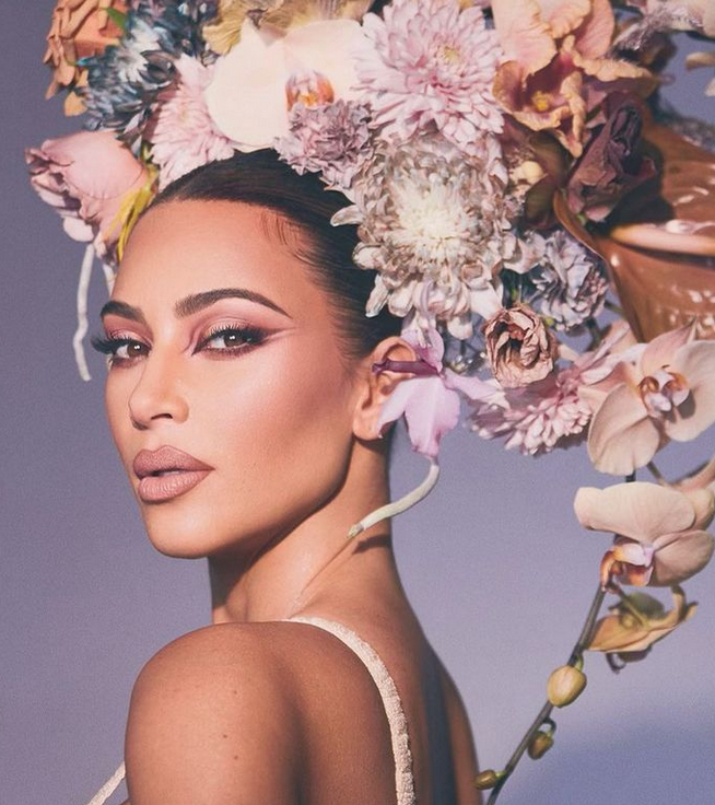 بالصورة – شاهدوا كم كبُرت ابنة كيم كرداشيان... هل هي نسخة عن والدها؟