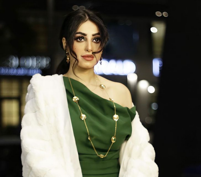 بالفيديو –والدة المهرة البحرينية تخطف منها الأضواء بجمالها وشبابها