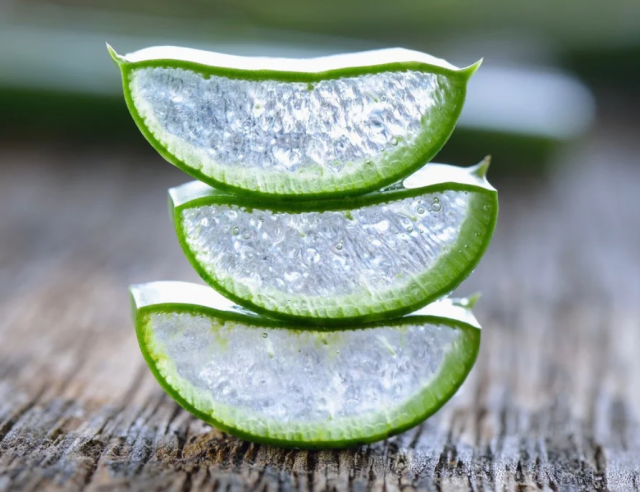 تعلّمي طريقة نسف الدهون بالألوي فيرا والليمون