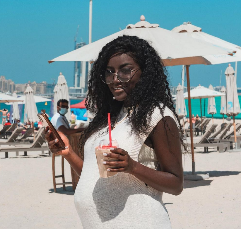 بالفيديو -  بعد التنمّر على بشرتها السمراء... عبير سندر تنتقم من البيض بهذه الطريقة