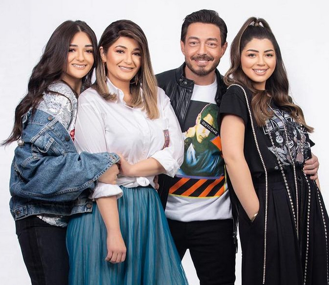 بالفيديو – بسبب طريقة رقصهم... الأضواء تُسلّط على  أحمد زاهر وبناته والجمهور يعلّق: 