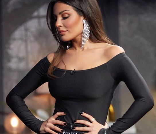 بالصور - نادين نسيب نجيم بلوك أسود كامل وتنورة من Valentino... إليك سعرها
