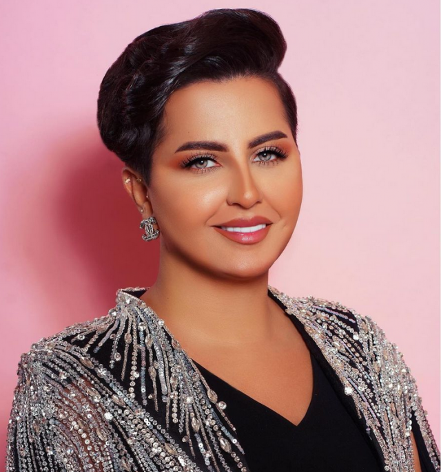 بالفيديو – شمّة حمدان تستفز بعض الجمهور بملابس رجّالية... وآخرون يدافعون عنها