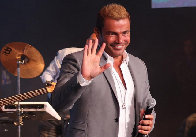 بالفيديو – موقف طريف لعمرو دياب في حفل زفاف... هل نسيت العروس عريسها بسببه؟