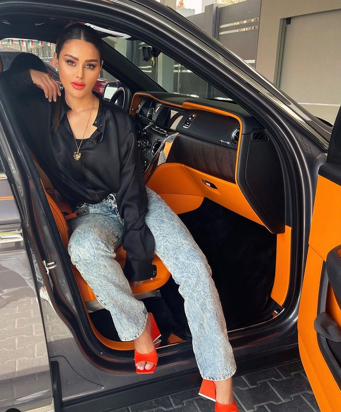 القميص الأسود موضة دائمة... ارتديه على طريقة عهود العنزي الفريدة