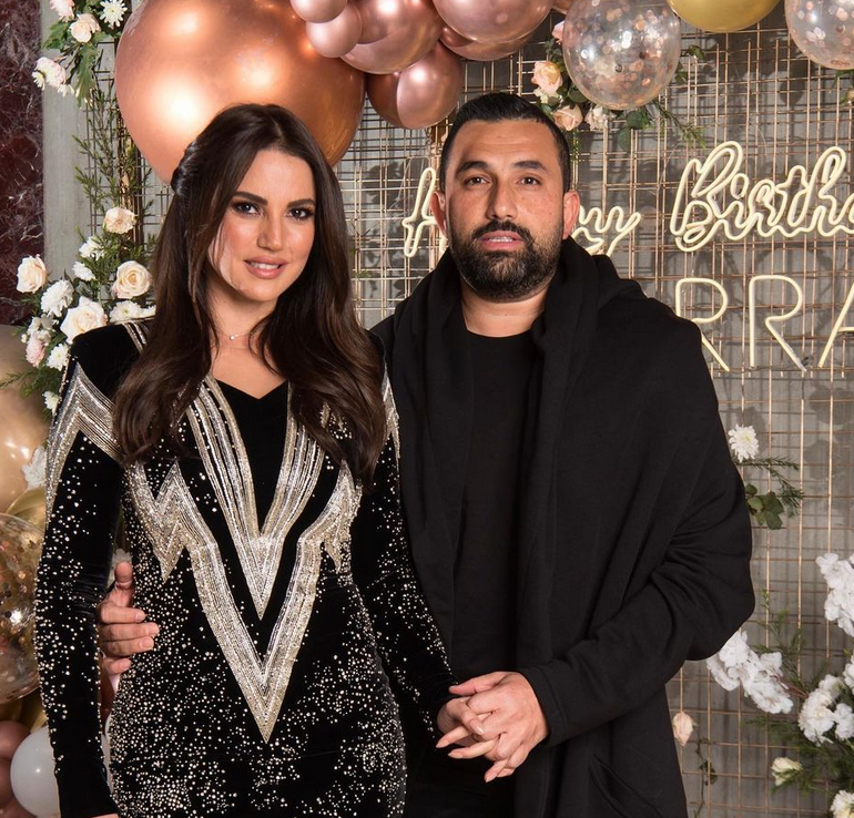 بالصورة – تبادل كلمات حب علني بين درّة وزوجها يعرّضهما للانتقاد