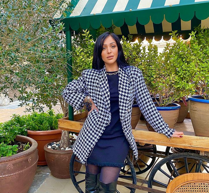 بالفيديو – شقيقة ديانا وزين كرازون تتعرّض للسخرية بسبب تصريحات عن رسائل من السماء