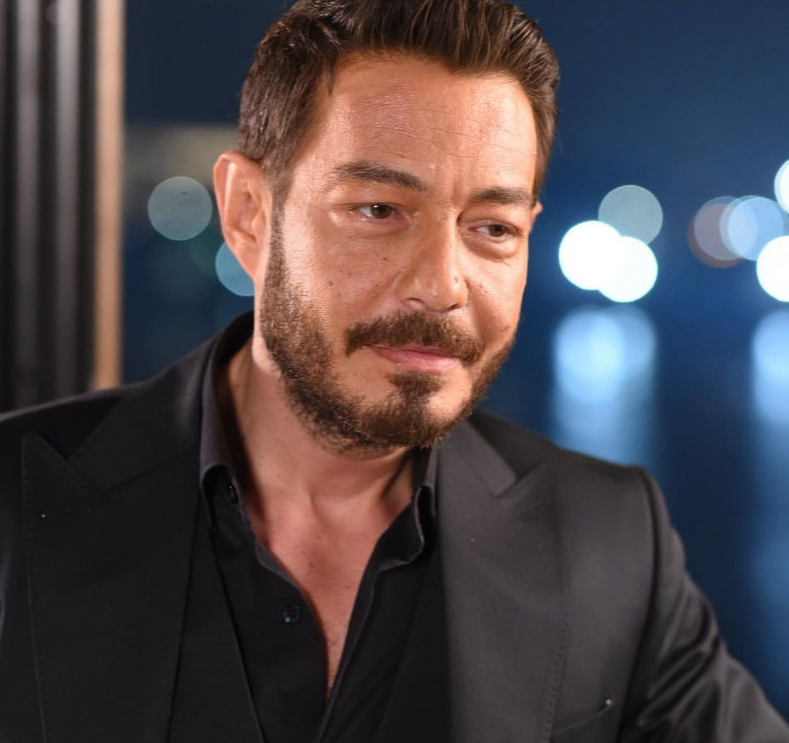 بالصورة – طلب زواج من إحدى ابنتَي أحمد زاهر