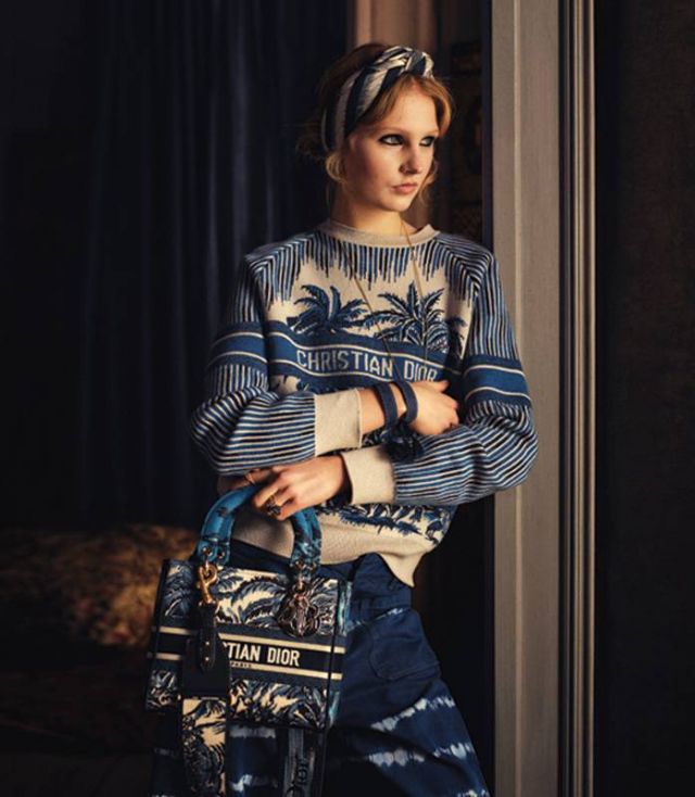 وشاح كنزة باللونين الأزرق والأبيض سروال دنيم حقيبة Lady D-lite سوار  عقد خواتم