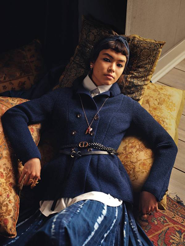 وشاح سترة بار محبوكة باللون الأزرق قميص تنورة دنيم حزام أسود DiorDouble أقراط للأذنين خواتم عقود