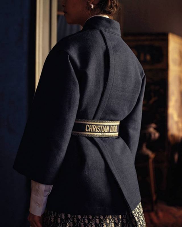 سترة كحلية قميص أبيض حزام Christian Dior