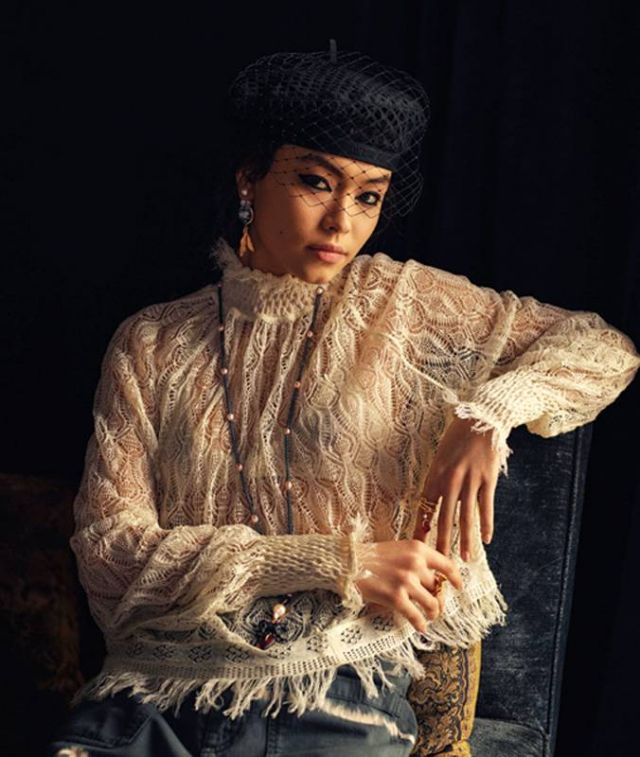 قبعة بلوزة بيضاء أقراط للأذنين خواتم عقد