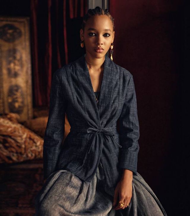 سترة Palto  زرقاء تنورة رمادية أقراط للأذنين خواتم 