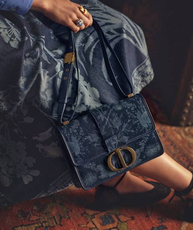 خواتم  تنورة دنيم حقيبة 30 Montaigne حذاء Dior Poéme