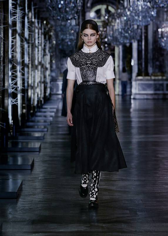  ألألبسة الجاهزة لخريف وشتاء ٢٠٢١-٢٠٢٢ من ديور 