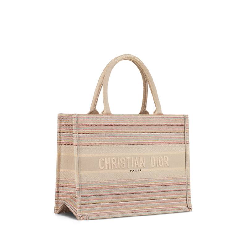 تشكيلة من الهدايا والأكسسوارات للاحتفال بيوم الأم من DIOR