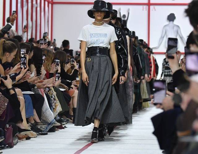 الحزام العريض... أضيفيه إلى خزانتك هذا الربيع