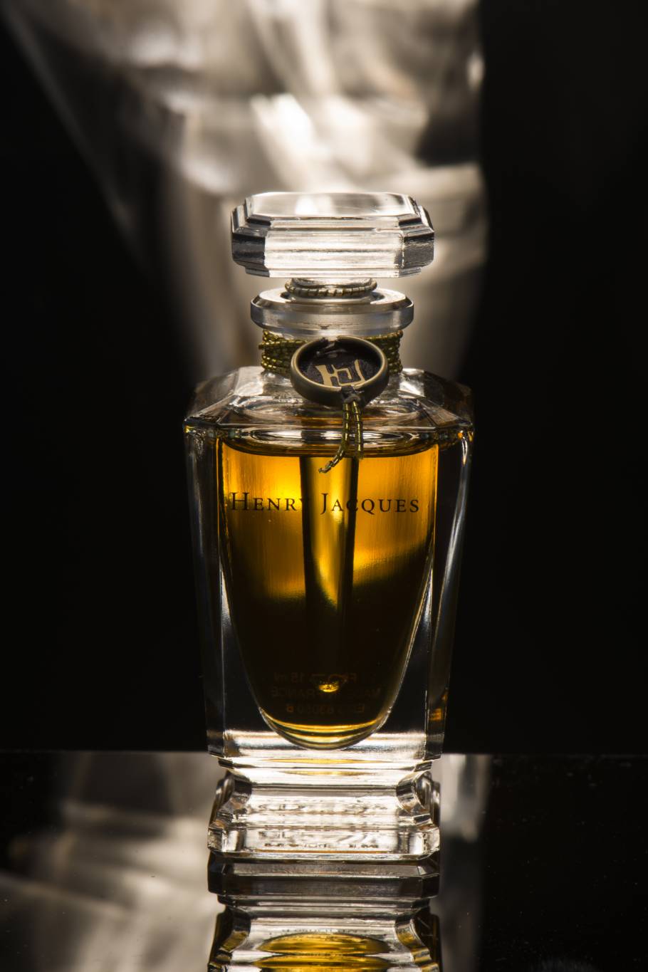 من هنري جاك عطر العود ترحيباً بشهر رمضان الفضيل