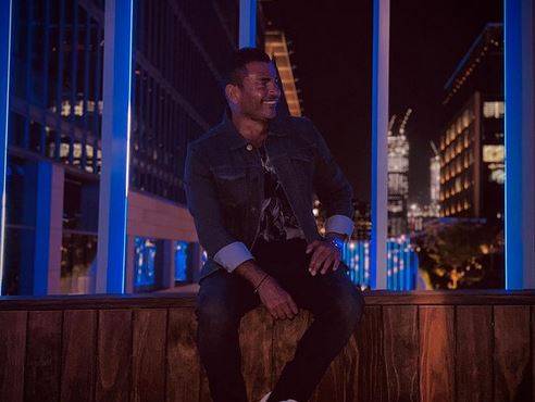 بالصور - عمرو دياب يتقرب من محبيه بكامل حريته في دبي