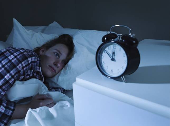 إشارتان لا تنتبهون إليهما تدلان على النقص في النوم